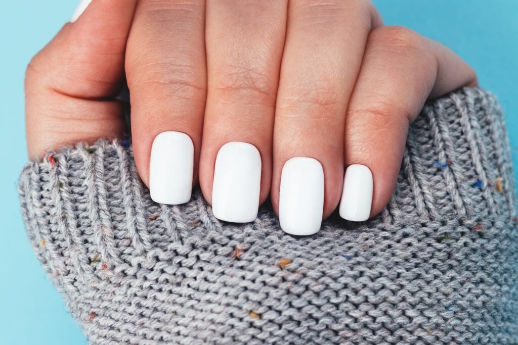 <p>Solid white nail designs are the simplest. White nails pair perfectly with just about any grad ceremony outfit. White nails also go well with a white dress and a white graduation.</p>