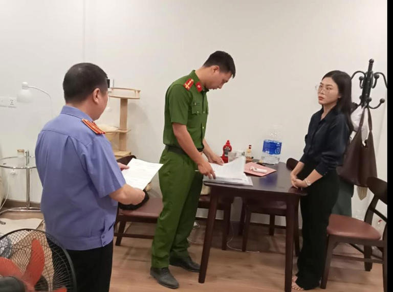 Cơ quan chức năng đọc quyết định khởi tố bị can đối với Nguyễn Thùy Linh. Ảnh: Công an cung cấp