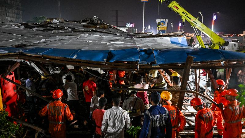 inde : quatre morts et 60 blessés dans la chute d’un panneau lors d’une tempête (vidéo)