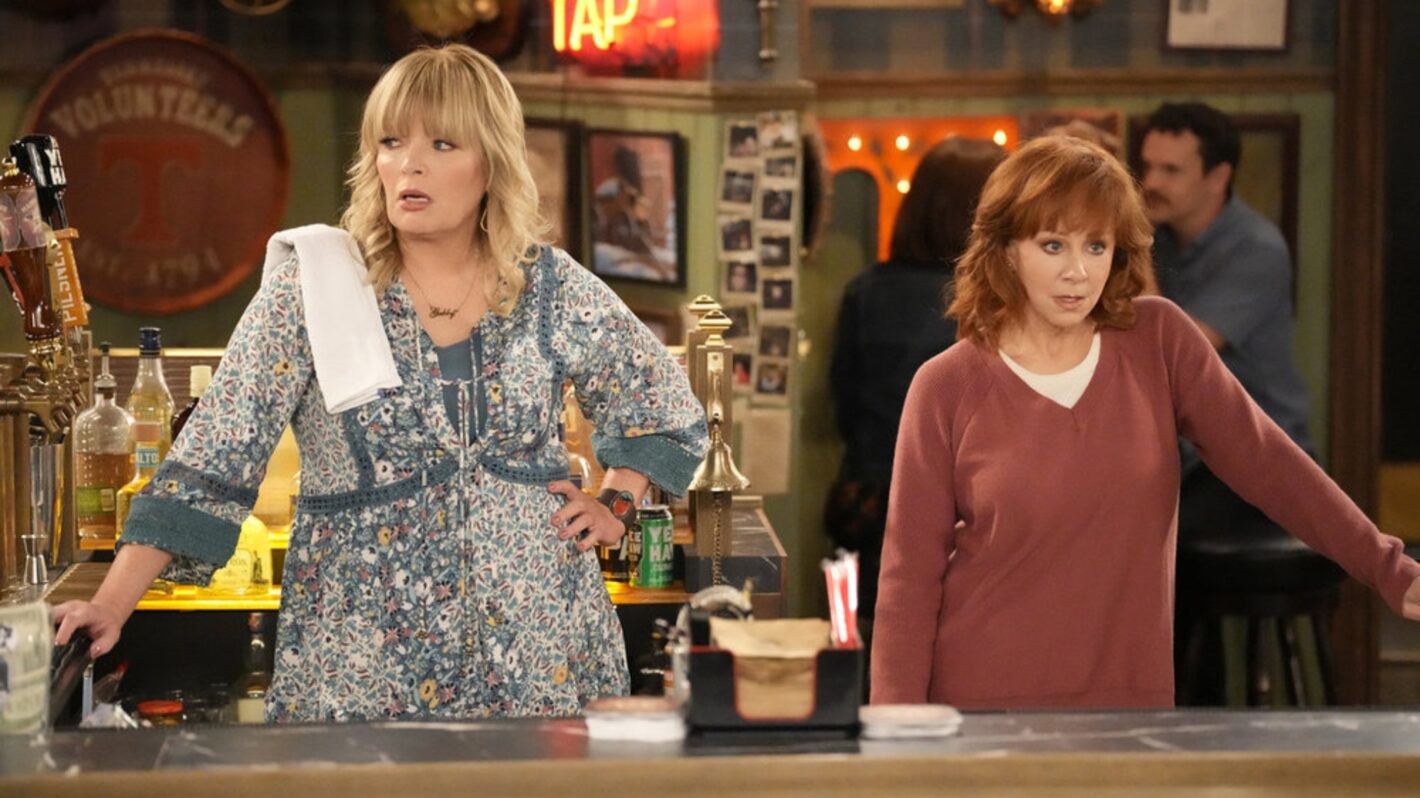 Your First Look At Reba McEntire’s New Sitcom ‘Happy’s Place’