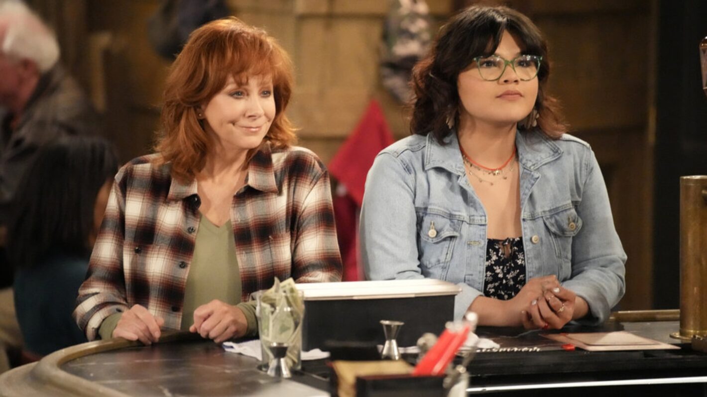 Your First Look At Reba McEntire’s New Sitcom ‘Happy’s Place’