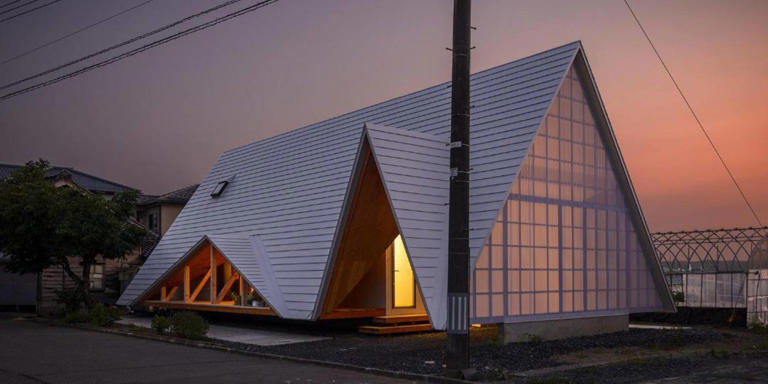 Esta casa con estructura triangular vincula a su comunidad a través de la arquitectura.