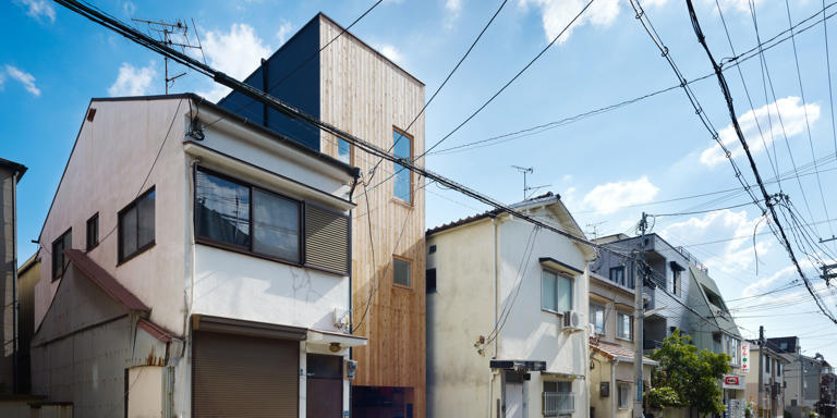 La pequeña casa creada por Fujiwaramuro Architects aprovechó al máximo un espacios de seis metros de ancho por doce de fondo.