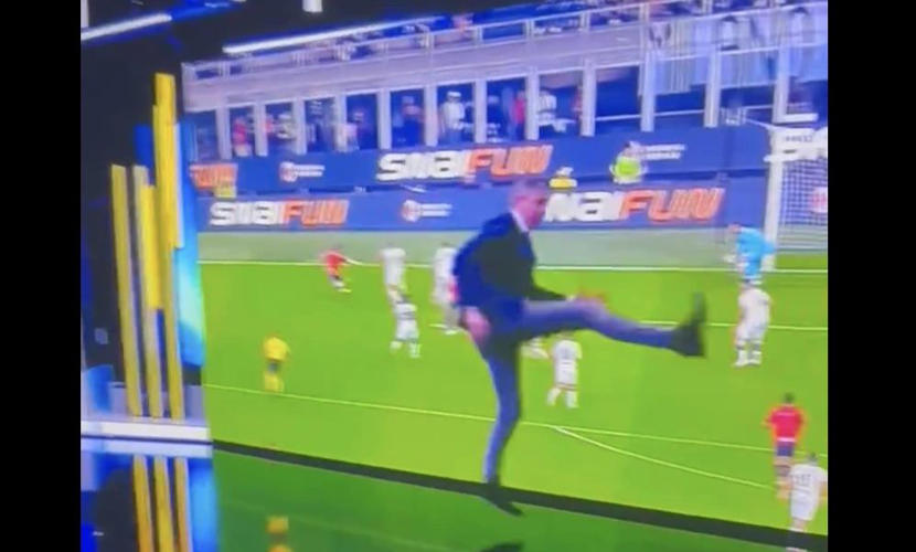 Soccer analyst appears to injure hamstring on live TV while performing flying leg kick