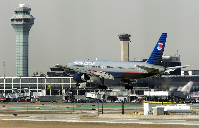 Ground stop lifted at Chicago's airports as storms arrive, delays continue