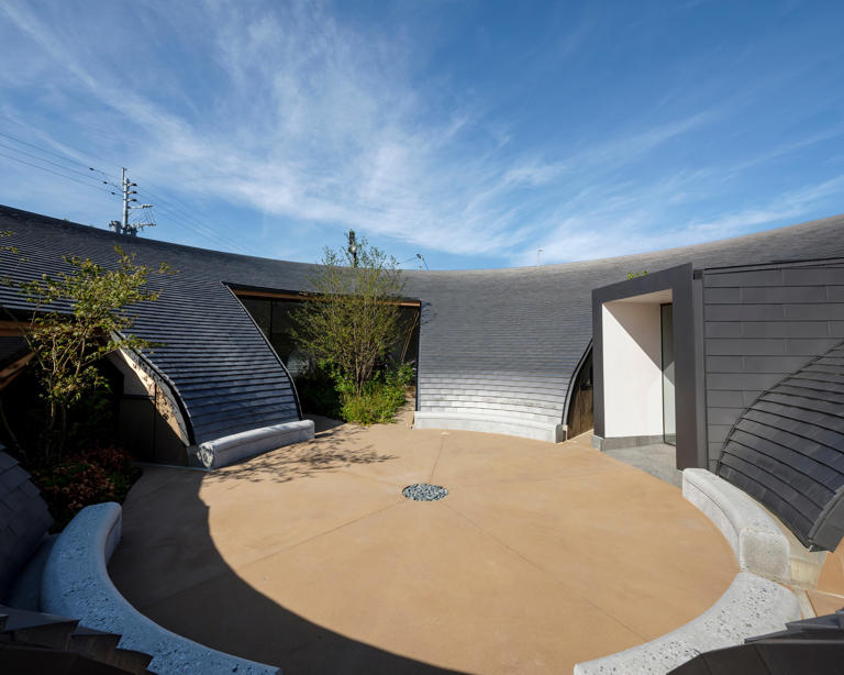 Creada por el estudio NKS2 Architects esta casa japonesa sobresale por renovar el trazo suburbano en Fukuoka, Japón.