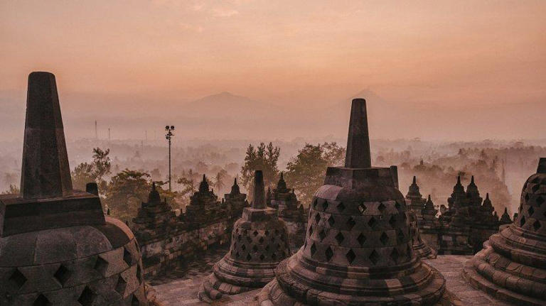 Candi Borobudur, rekomendasi tempat wisata populer di Magelang Jawa Tengah.