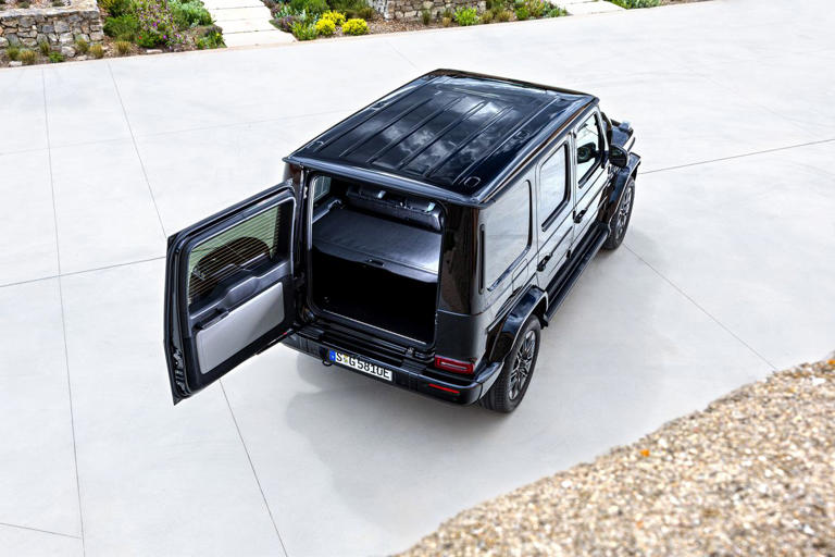 2025 Mercedes-Benz G580 with EQ Technology Drags Benz's Body-on-Frame ...