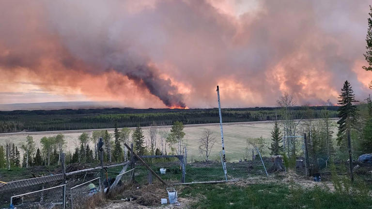 Canadas Raging Wildfires Force Thousands To Flee As Smoke Hits U S