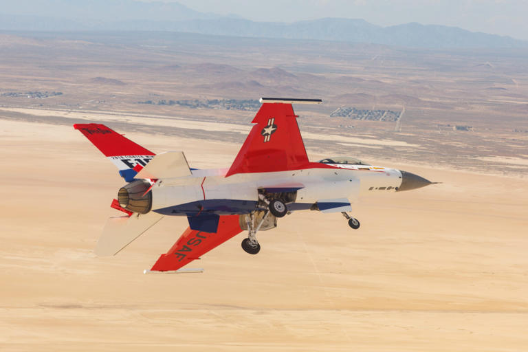 Viper Demo Team Secretly Painted Jet In YF-16 Scheme To Celebrate Type ...