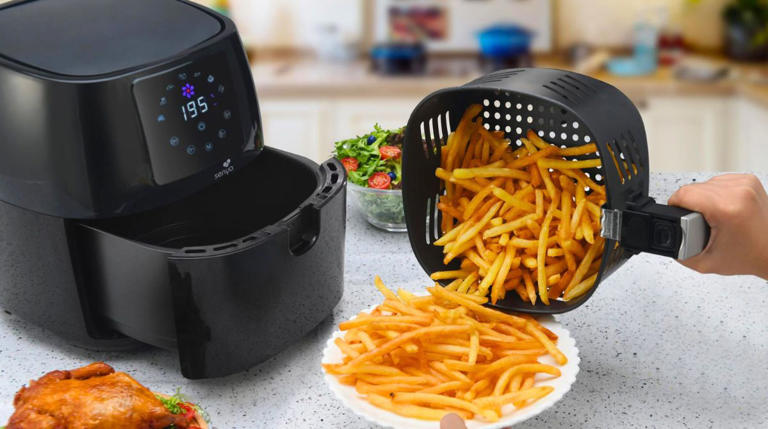 Un Air Fryer avec des frites bien cuites à côté