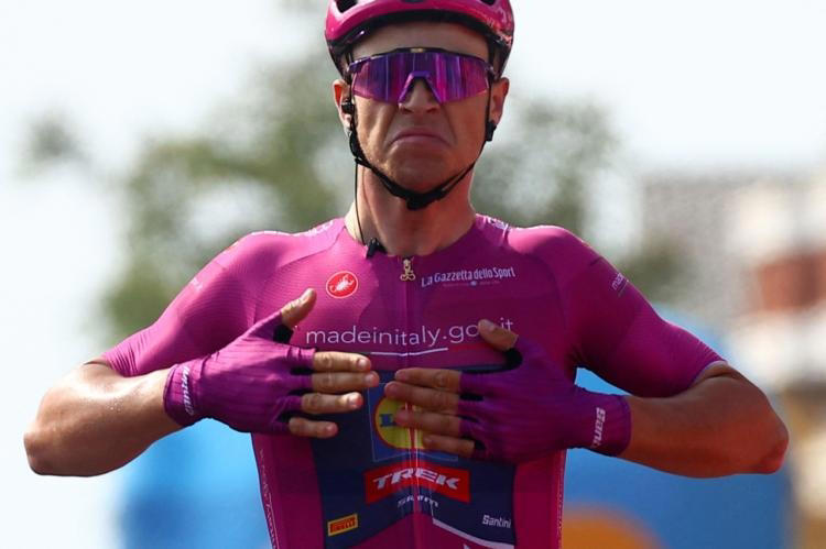 L’Italien Jonathan Milan célèbre sa deuxième victoire d’étape sur le Giro en s’adjugeant la 11e étape au sprint.