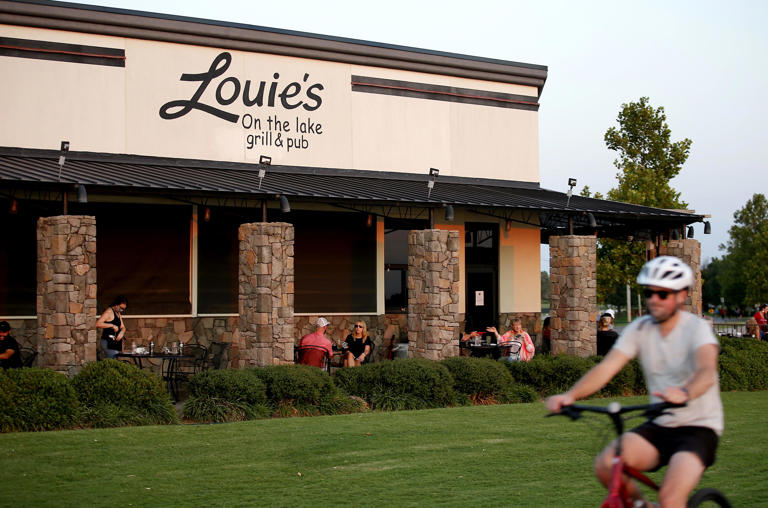 Louie's, The Garage, other OKC restaurants close; employees attend protest