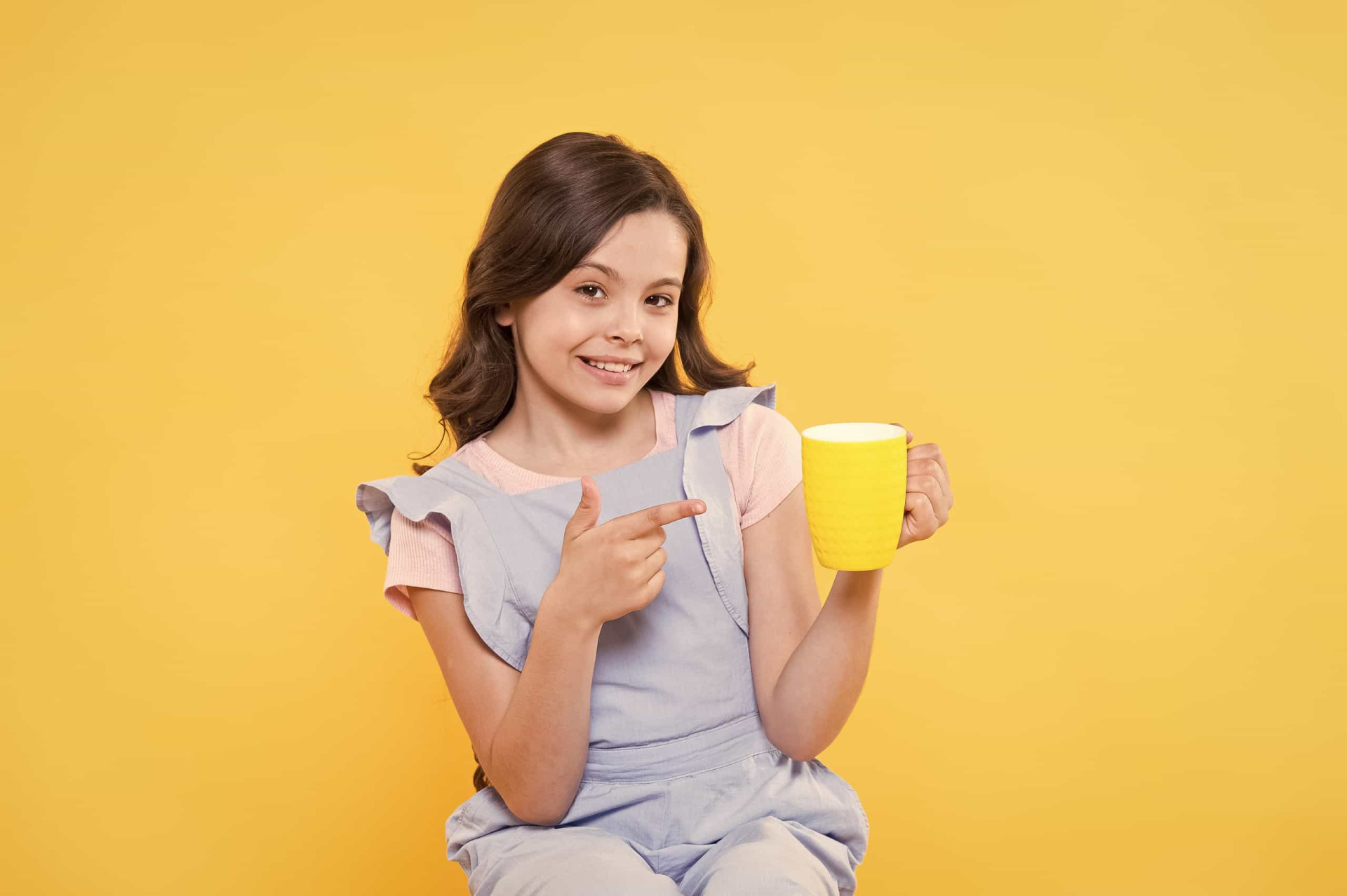 Девушка с лимоном. Включи девочка в желтом. Дети на желтом фоне. Включи девочка в желтом. Девочка с чашкой в руке.