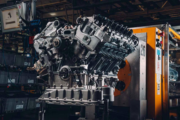 ベントレーがw12エンジンの後継v8ハイブリッドを発表。史上最強の750psを発生
