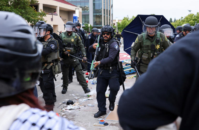 Police take back building from pro-Palestinian protesters at University ...