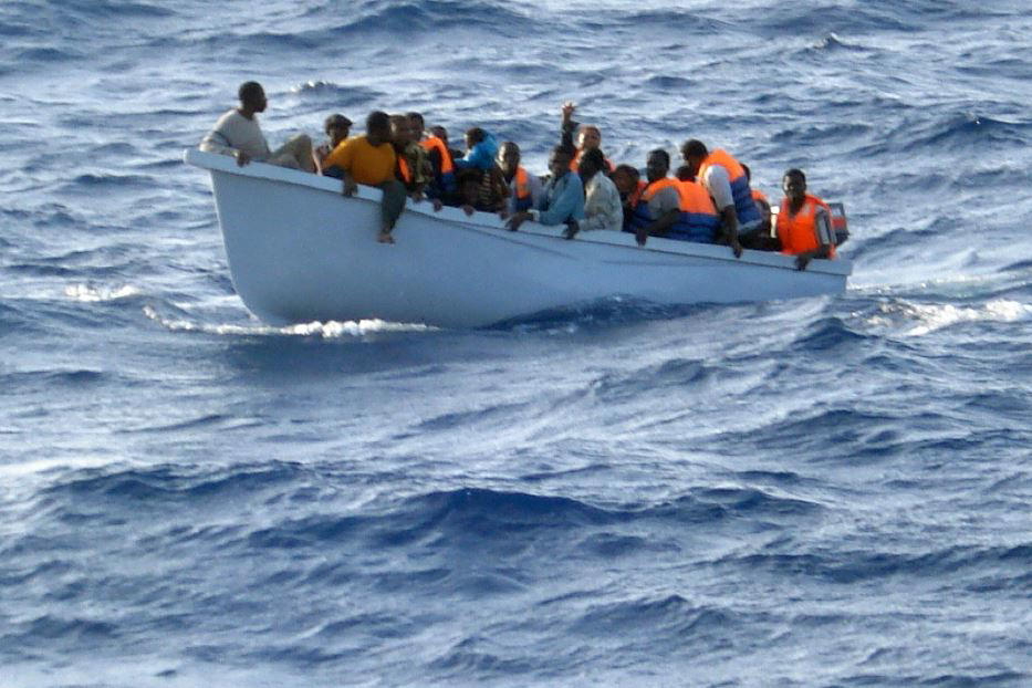 persi i contatti con l'imbarcazione: 56 migranti alla deriva