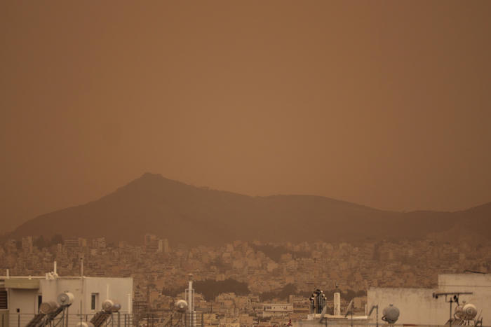 αφρικανική σκόνη: αποπνικτική η ατμόσφαιρα και την κυριακή - πώς θα κινηθεί