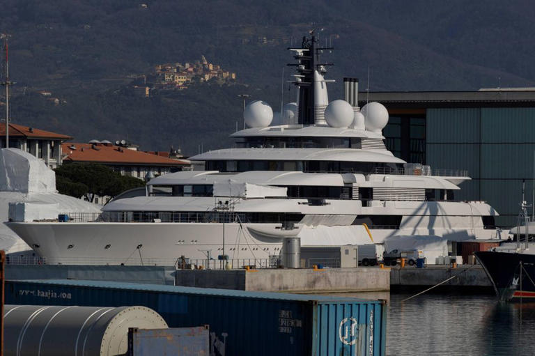 Die Mega-Yacht "Scheherazade" (IMO: 9809980) wird Wladimir Putin zugeordnet. Ihr Wert wird auf rund 700 Millionen US-Dollar geschätzt – entsprechend teuer ist die Instandhaltung.