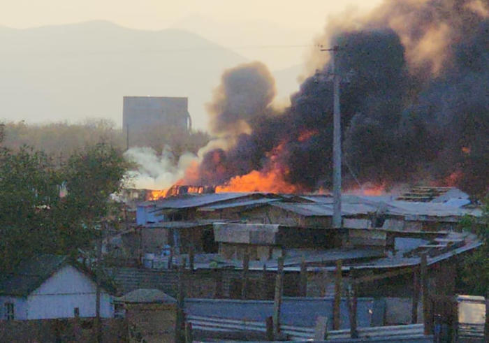 tras desalojo de la toma 17: registran quema de viviendas generando un gran incendio en cerro navia