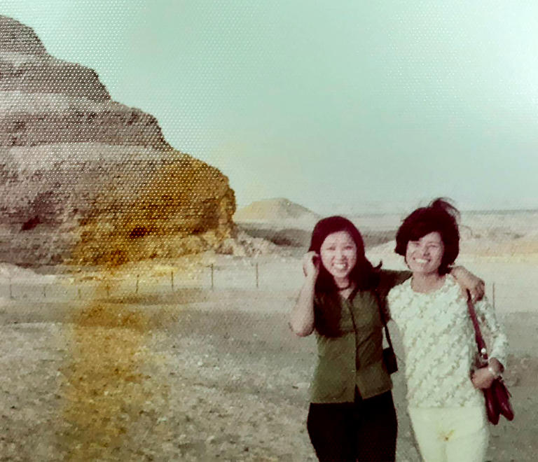 ’76年10月にカイロ郊外のピラミッドを訪れた際の写真