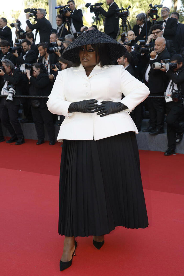 Cannes 2024, le pagelle dei look della terza serata: Claudia Gerini  bellezza italiana (9), Francis Ford Coppola in smoking e cappello di paglia  (10)