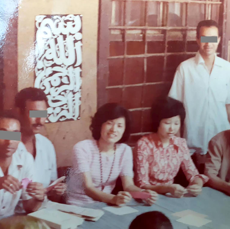 ’72年10月、北原さん（左）とカイロ大に入学する前の小池氏が、アズハル大学で折り紙の講習会を行った際の一枚