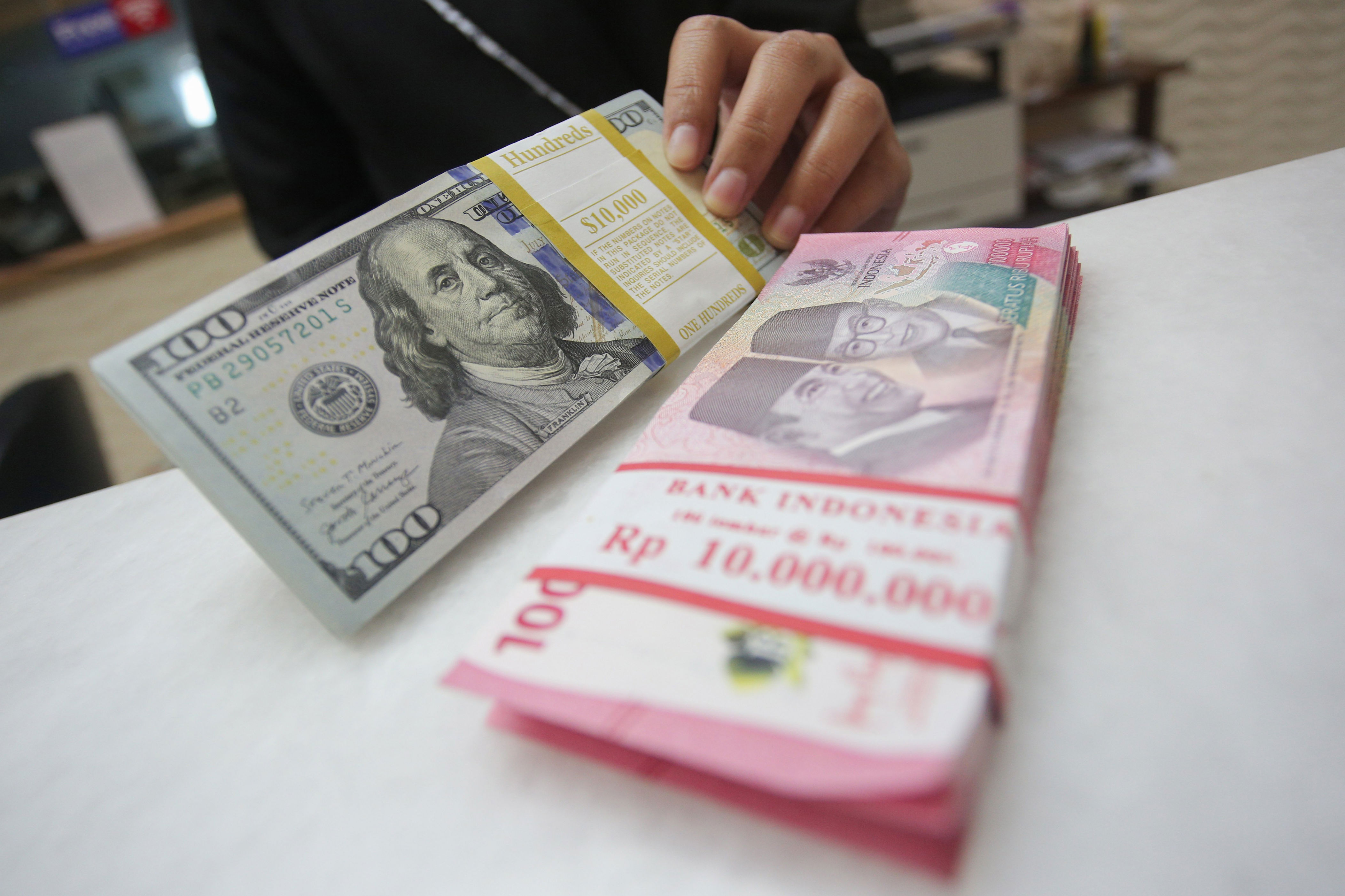 Rupiah Melemah Didorong Sinyal Pengetatan Moneter Dari The Fed