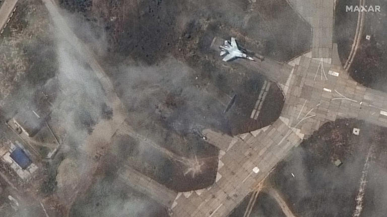 美国有线电视新闻网（CNN）独家的卫星图像显示，2024年5月15日，克里米亚贝尔贝克空军基地的喷气式飞机和建筑物被摧毁。- 卫星图像 ?2024 Maxar Technologies
