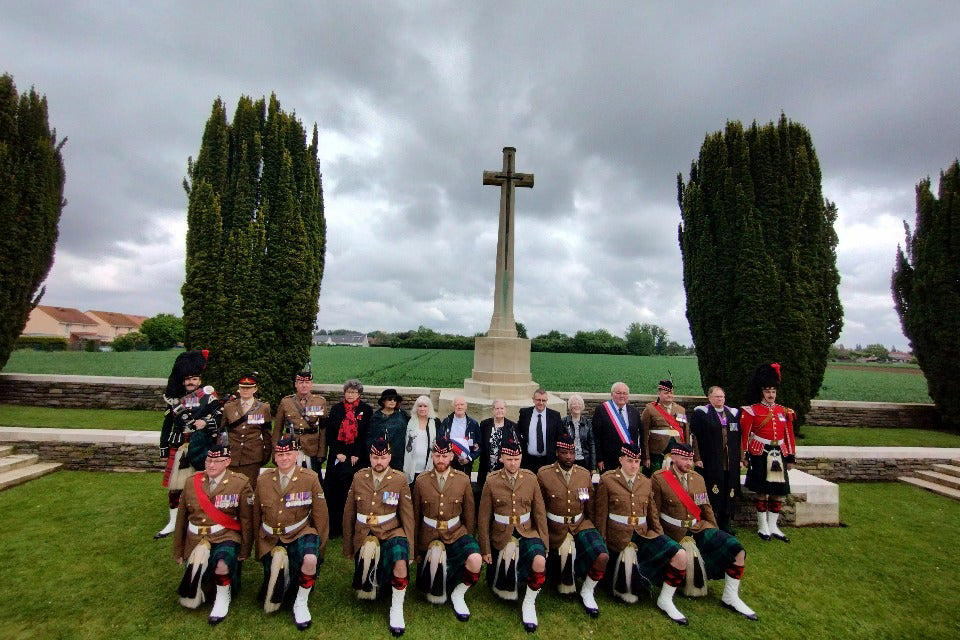 ww1 soldier finally laid to rest after remains identified by scrap of tartan and thistle brooch in french field
