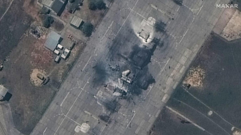 美国有线电视新闻网（CNN）独家的卫星图像显示，2024年5月15日，克里米亚贝尔贝克空军基地的喷气式飞机和建筑物被摧毁。- 卫星图像 ?2024 Maxar Technologies