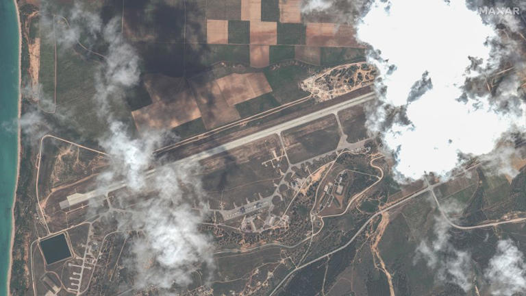 美國有線電視新聞網（CNN）獨家的衛星圖像顯示，2024年5月15日，克裏米亞貝爾貝克空軍基地的噴氣式飛機和建築物被摧毀。- 衛星圖像 ?2024 Maxar Technologies