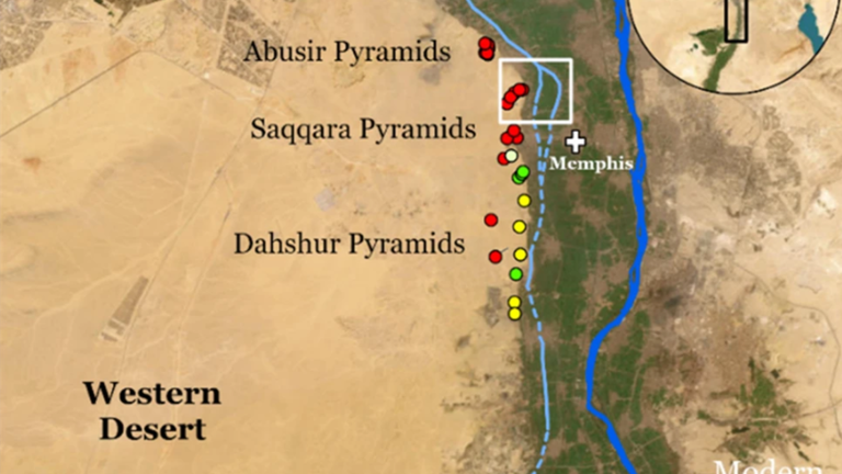 Het lichtblauwe lijntje is de oude zijtak van de Nijl, dicht bij enkele bekende sites met piramides en grafmonumenten liggen.