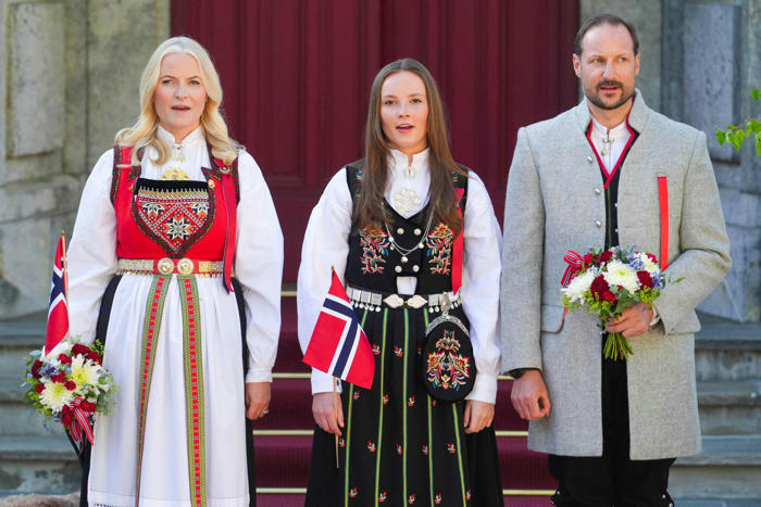 norwegische royals: mette-marit und co. zeigen sich am nationalfeiertag in tracht und pracht – doch einer fehlt