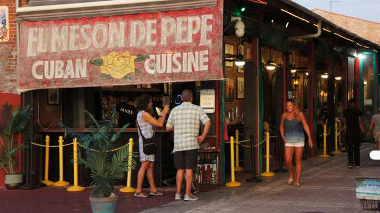 El Meson De Pepe's Restaurant & Bar 