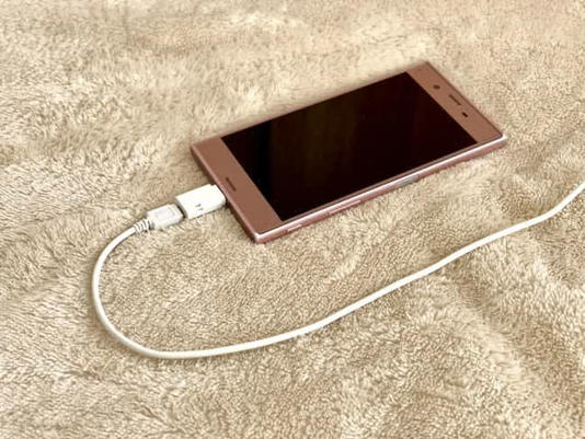 スマホの『過充電』は危険？寝る前に充電器に接続してはいけない理由