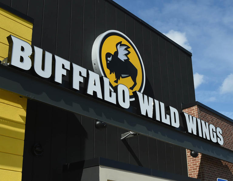 Buffalo Wild Wings mocks Red Lobster’s bankruptcy with new bottomless chicken deal
