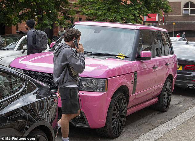 Katie Price is slapped with a parking ticket as she and boyfriend JJ ...