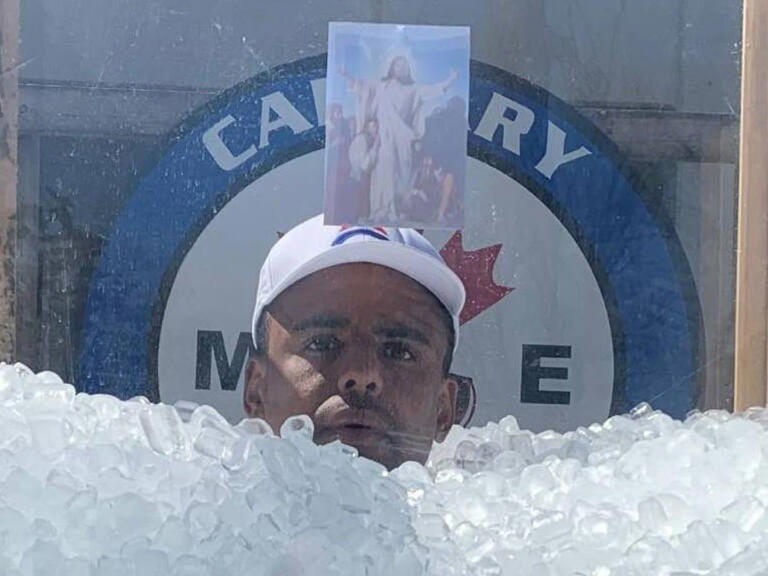 Athlete sets world record, remains neck-deep in ice for over four hours ...