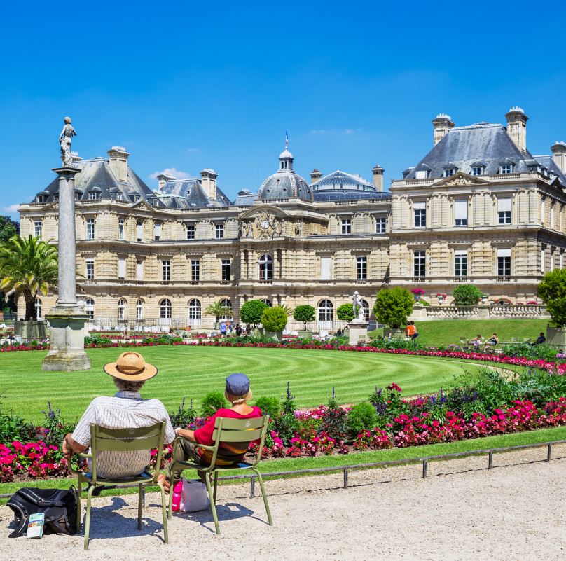 Couple sitting in Luxembourg Garden