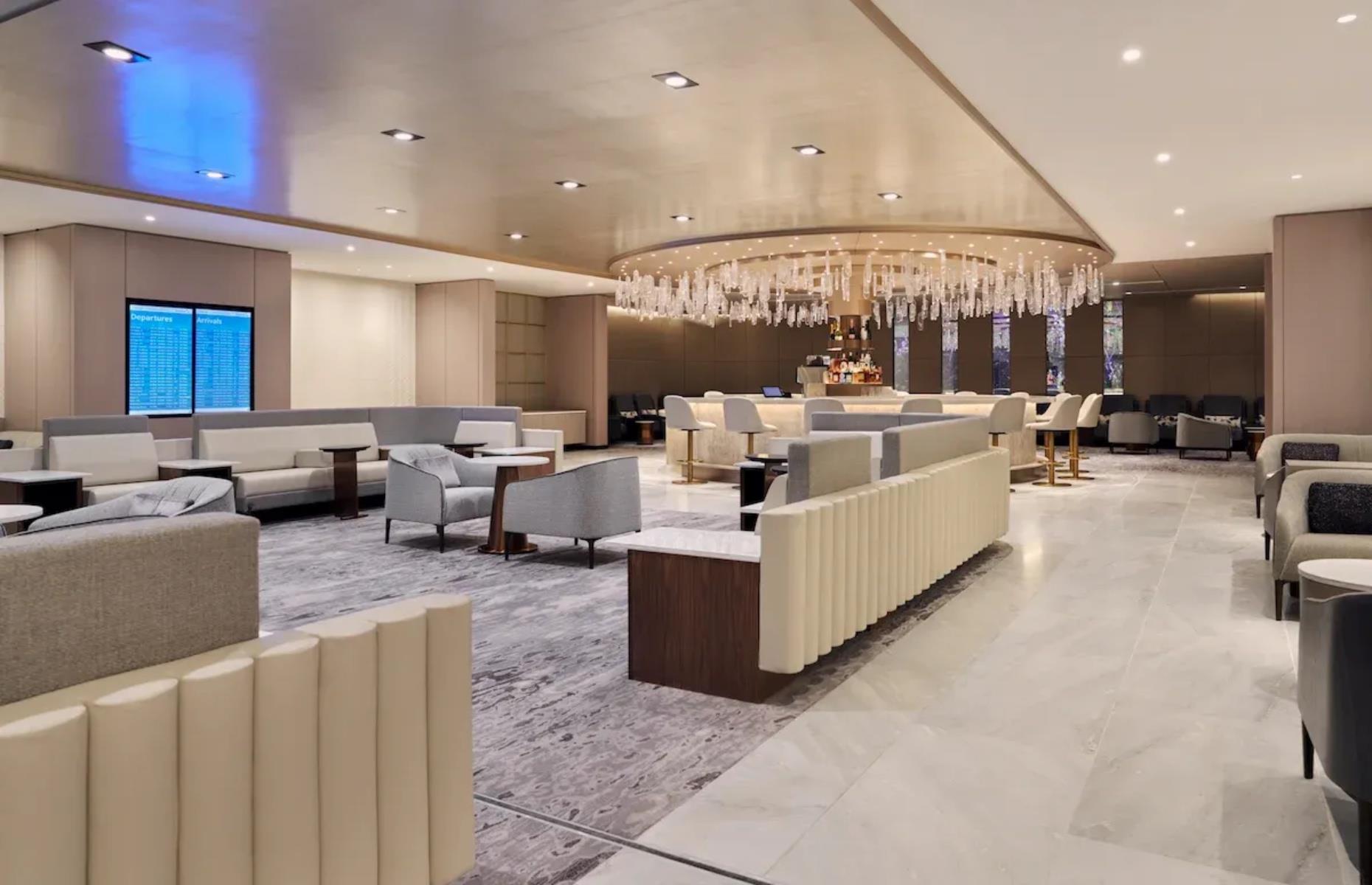 The top-tier Chelsea Lounge is designed to be pure luxe, with the finest furnishings, crystal chandeliers, and high-end amenities. There are marble bathrooms with showers and luxury toiletries to freshen up and a softly lit area with chaise longues where you can take a rest.