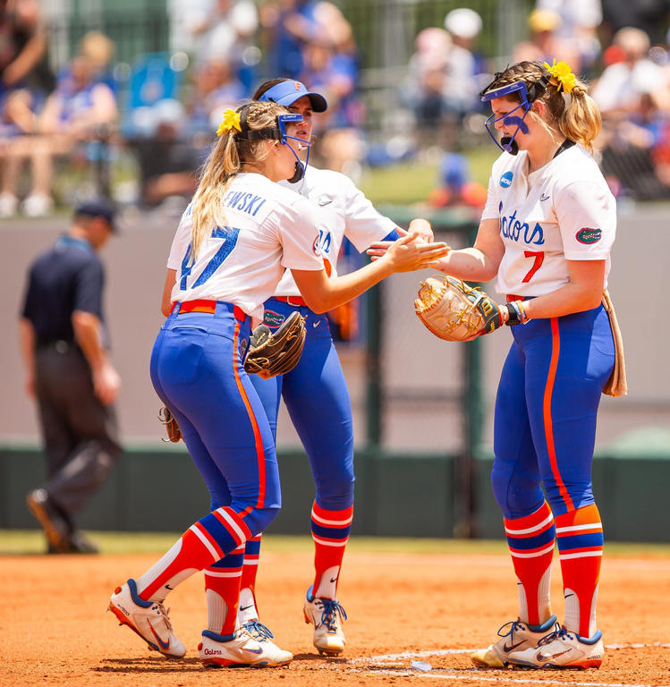 Florida Gators Softball Beats Baylor Bears In Ncaa Super Regionals Opener