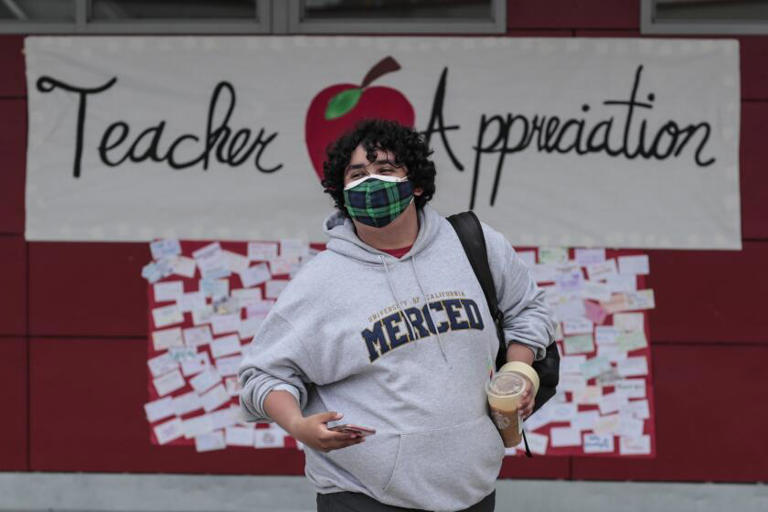 At Sierra Vista High School in Baldwin Park, student Jesus Medina hung a "Teacher Appreciation" banner and took selfies with teachers. ((Robert Gauthier / Los Angeles Times))