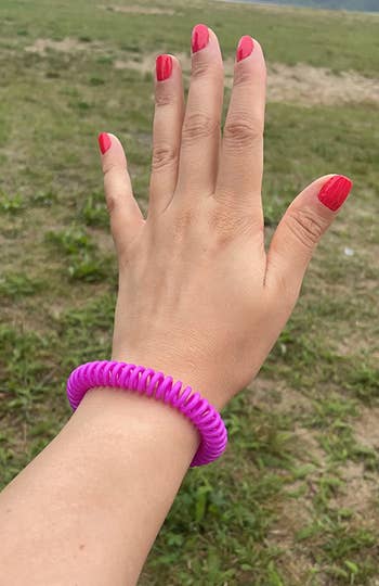 reviewer in pink coiled bracelet