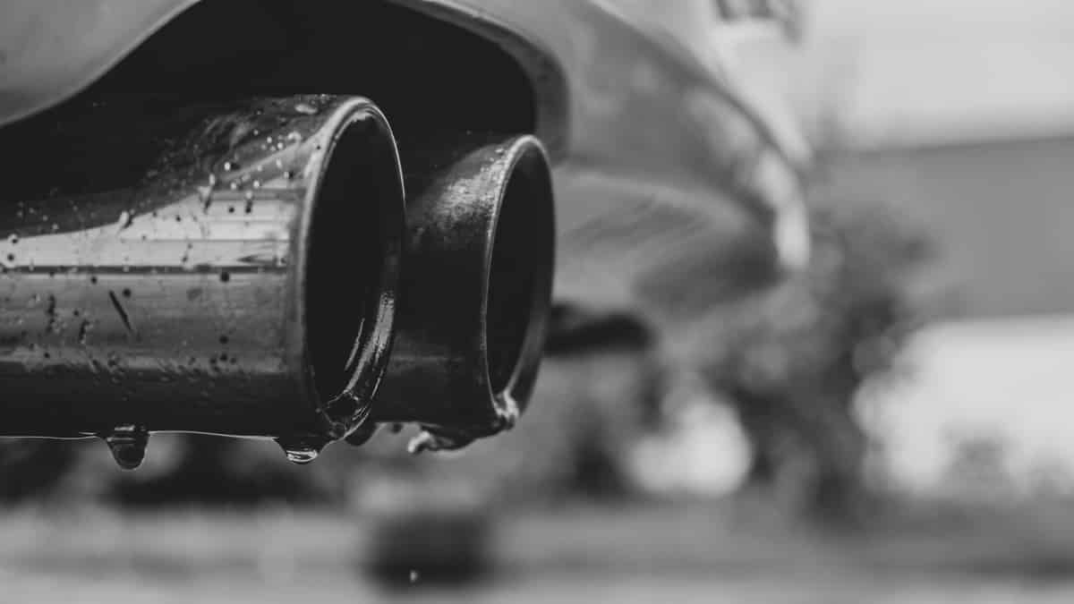 Jangan Khawatir! Ini Penyebab Knalpot Mobil Mengeluarkan Air Pagi Hari