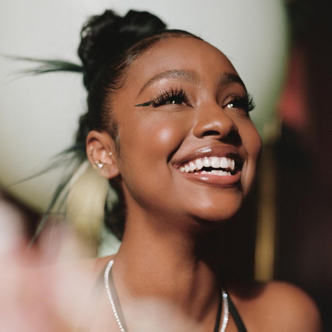 <p>Brooklyn-born rhythm and blues singer <a href="https://www.yourtango.com/2019321878/who-justine-skye-new-details-singer-accusing-rapper-sheck-wes-abuse">Justine Skye</a> was <a href="https://www.vibe.com/gallery/soundcloud-artists-end-of-year-list-2015/soundcloud-13/">huge on SoundCloud in 2015</a>, releasing a stream of new material that got her noticed by fans and critics alike. Already <a href="https://www.allmusic.com/artist/justine-skye-mn0003178543/biography">known for her single “Collide”</a> featuring a guest verse from Tyga, Skye used her success on online platforms to build her way to her first major label release, 2018’s <em>Ultraviolet</em>. In 2021, she released the album <em>Space and Time</em>, which was produced by Timbaland. </p>