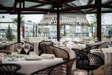 restaurant with view of eiffel tower
