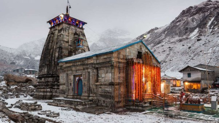 Viral Video: Thousands of Pilgrims Flock to Kedarnath Temple, Get ...