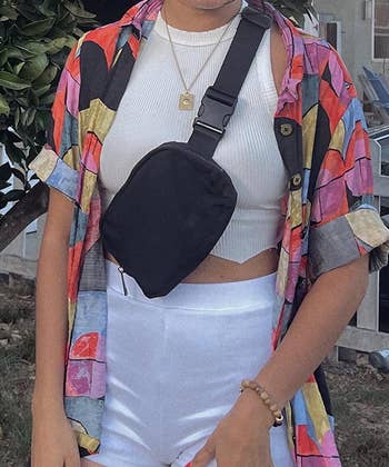 Reviewer with black buckled fanny pack across their shoulder and chest