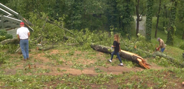 Strong damaging winds destroy several parts of Cassville, Mo.